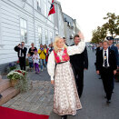 Kronprins Haakon og Kronprinsesse Mette-Marit ankommer middagen på Arendal Gamle Rådhus (Foto: Gorm Kallestad / Scanpix)